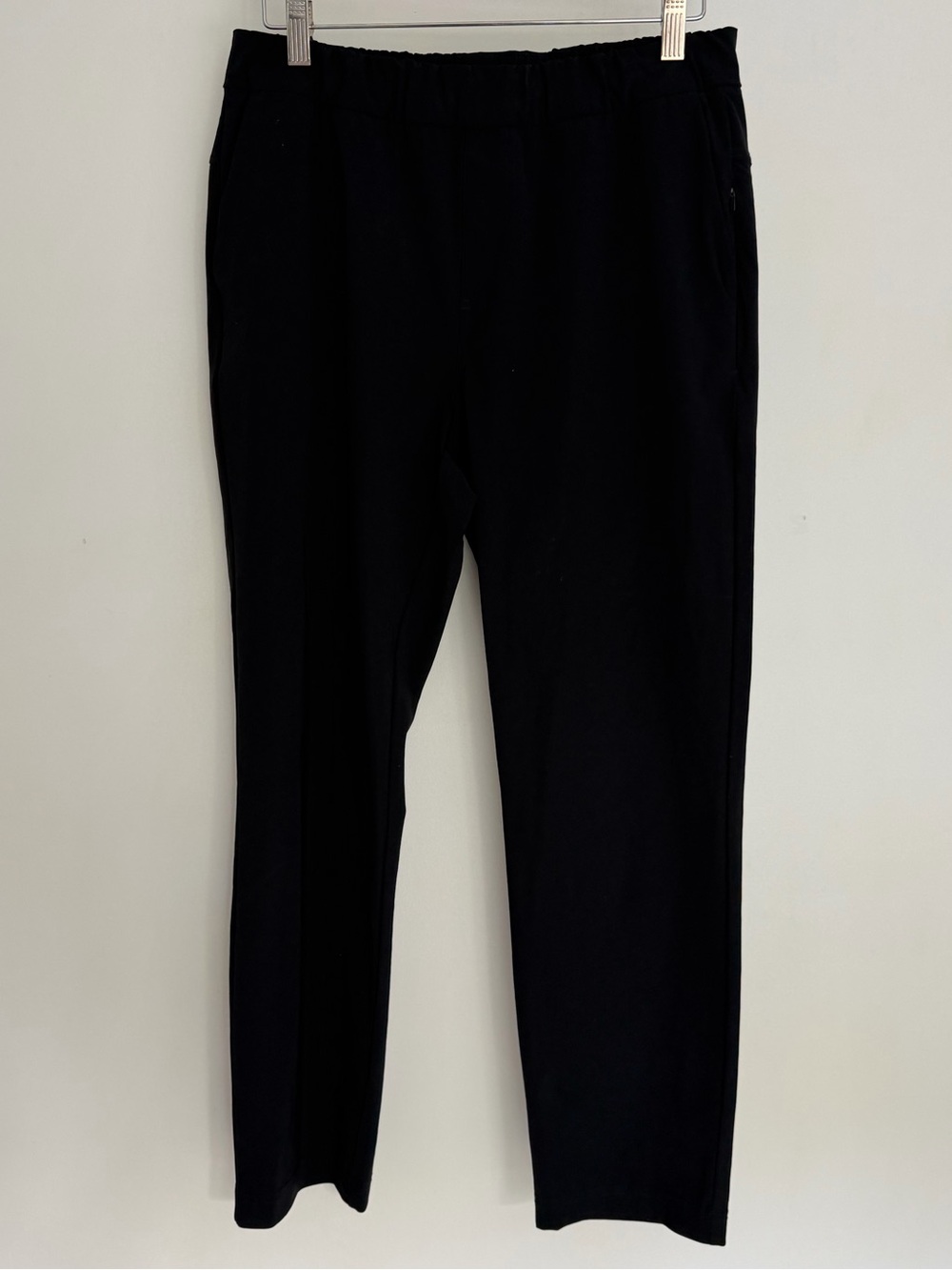 Vuori "Miles" Black Mid Rises Cropped Fit Ankle Pant Jogger